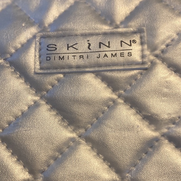 NWOT ⭐️SKINN 💫Cosmetics Limited Edition Quilted Silver Cosmetic Bag - Picture 3 of 6